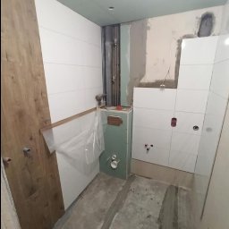 Mała łazienka w bloku. Miejsca niewiele ale weszło wszystko co trzeba. Połączenie bieli i ciepłej płytki drewnopodobnej to coś co szybko się nie znudzi i raczej z mody nie wyjdzie. 