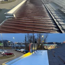 Zdjęcie dachu przed i po renowacji. Górna część ukazuje zniszczoną, brązową blachę falistą, dolna - białą, odnowioną powierzchnię z widocznymi elementami konstrukcyjnymi.