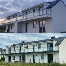 Grzegorz Tomasiak GT-BAU - Nowoczesny, dwukondygnacyjny dom z balkonami z przezroczystymi balustradami, wykończony w bieli i szarości, z ciemnym dachem. Ujęcie z dwóch perspektyw.