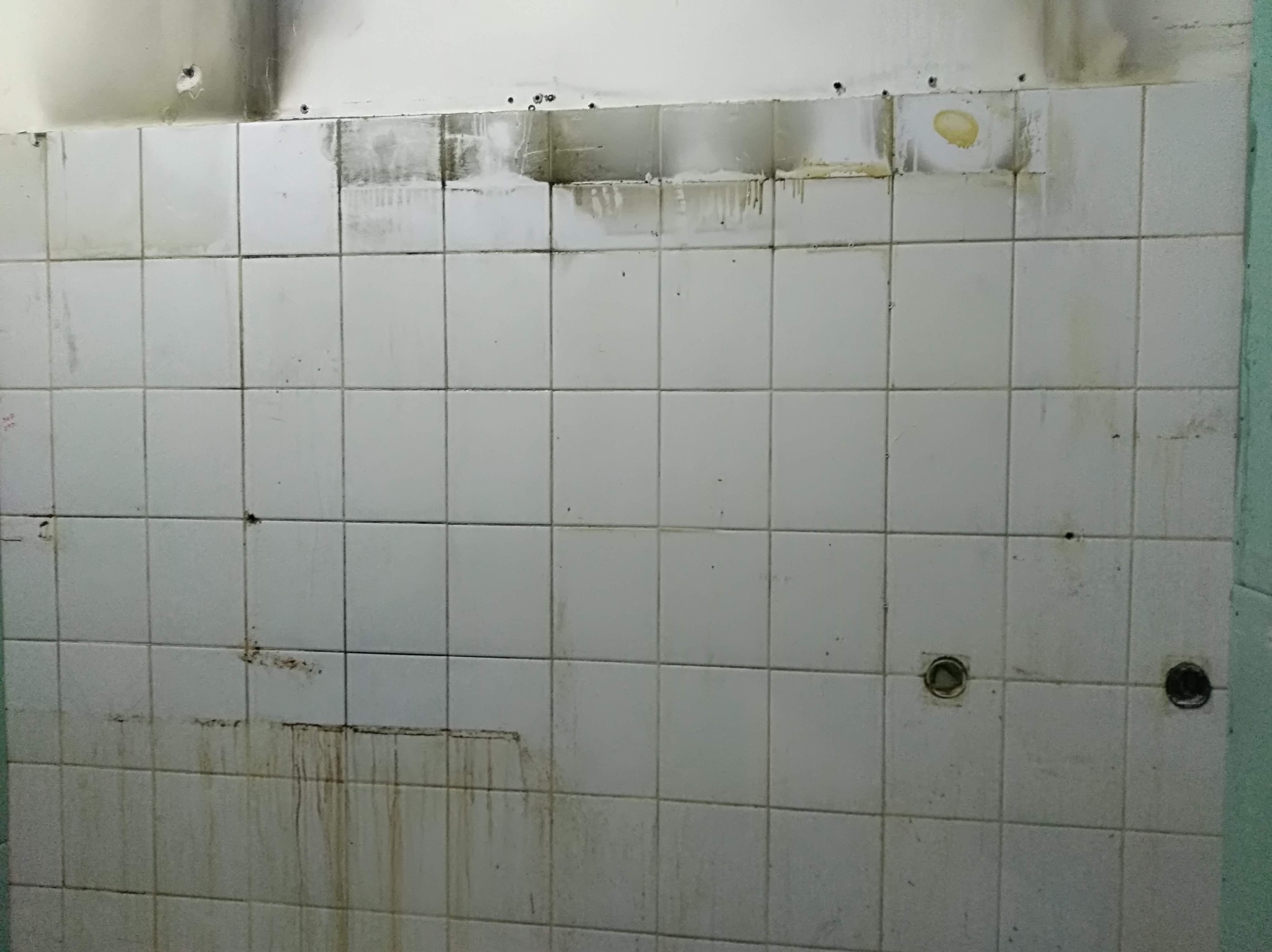 Doczyszczanie płytek na scianach