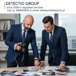DETECTIO GROUP POZYSKIWANIE I OCHRONA INFORMACJI - Dwóch mężczyzn w garniturach analizuje zdjęcia na stole, jeden trzyma aparat. W tle biuro z oknem i półkami. Profesjonalne śledztwo w toku.
