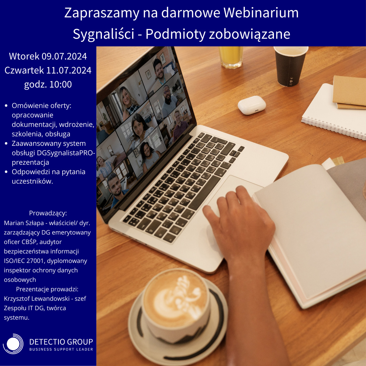 Laptop wyświetlający wideokonferencję na drewnianym biurku z kawą latte, notatnikiem i słuchawkami bezprzewodowymi, zapraszający na darmowe webinarium.