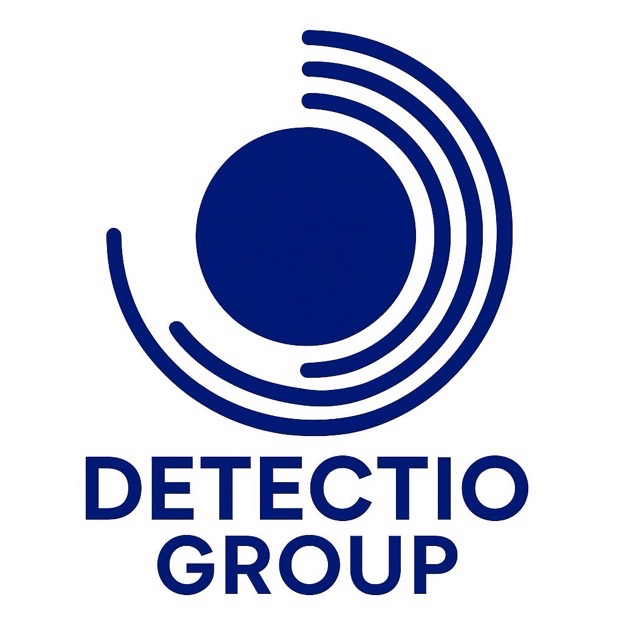 Logo Detectio Group z Torunia: granatowy okrąg z trzema łukami i nazwą firmy. Minimalistyczny design, sugerujący profesjonalizm i nowoczesne podejście do usług.