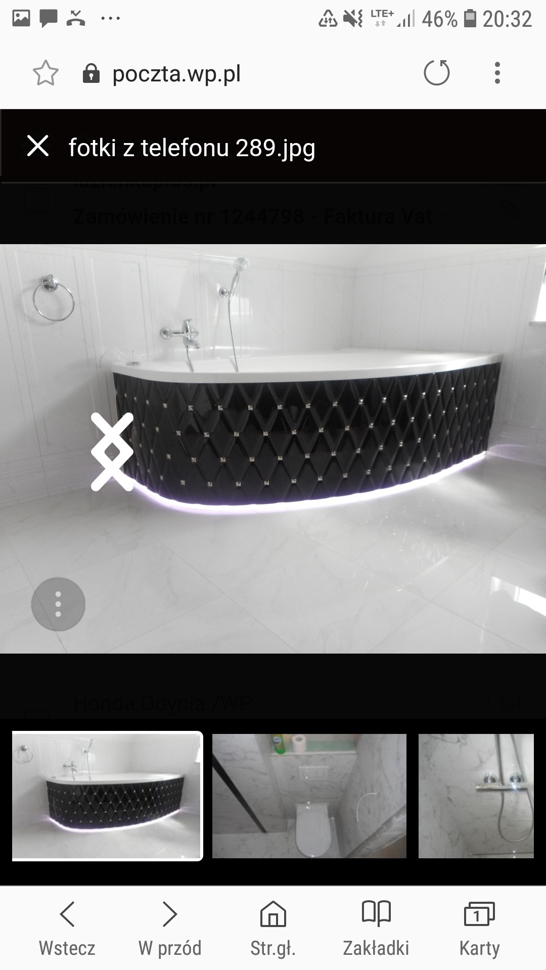 Nowoczesna wanna narożna z czarną obudową w romby, ozdobiona kryształkami i podświetleniem LED w wyremontowanej łazience z marmurową podłogą.