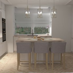 SanyRum - Wizualizacja kuchni w stylu klasycznym z wyspą, trzema hokerami, białymi szafkami z frezowanymi frontami i złotymi uchwytami oraz parkietem ułożonym w jodełkę.