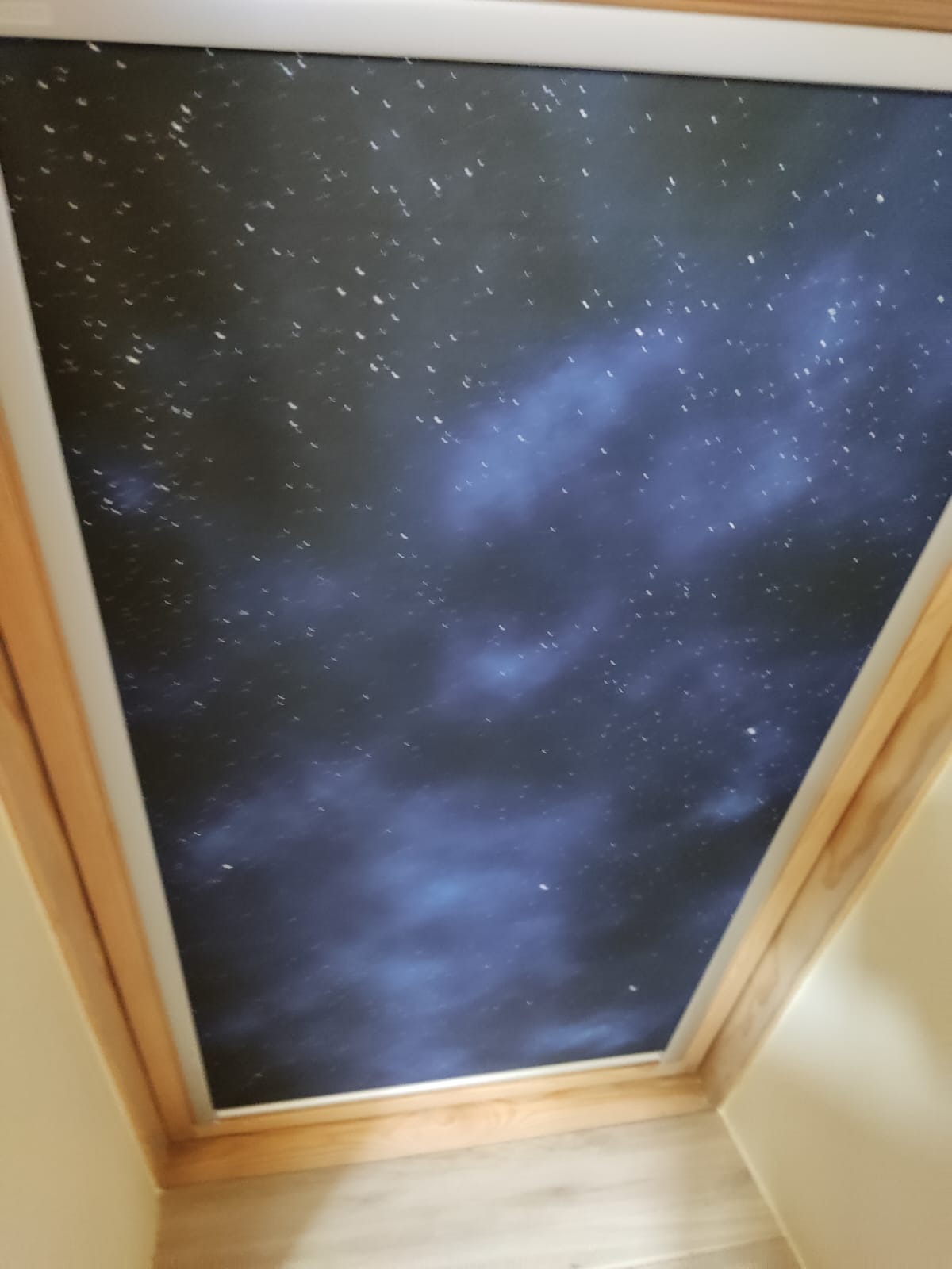 Rolety z nadrukiem do okien pionowych i dachowych.