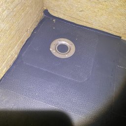 Fast Dariusz Pasternak - Szczelna hydroizolacja z wpustem podłogowym w rogu pomieszczenia, ściany wyłożone wełną mineralną. Detal wykończenia w trakcie prac.