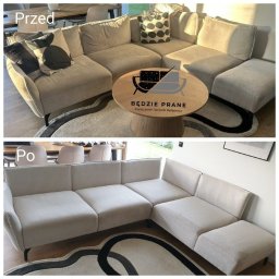 Profesjonalne utrzymanie czystości Piotr Stępień - Beżowa, modułowa kanapa narożna przed i po czyszczeniu, widoczne różnice w odcieniu i usunięte plamy, na okrągłym dywanie z czarnym wzorem. Na górnym zdjęciu widoczny stolik kawowy z logo firmy.