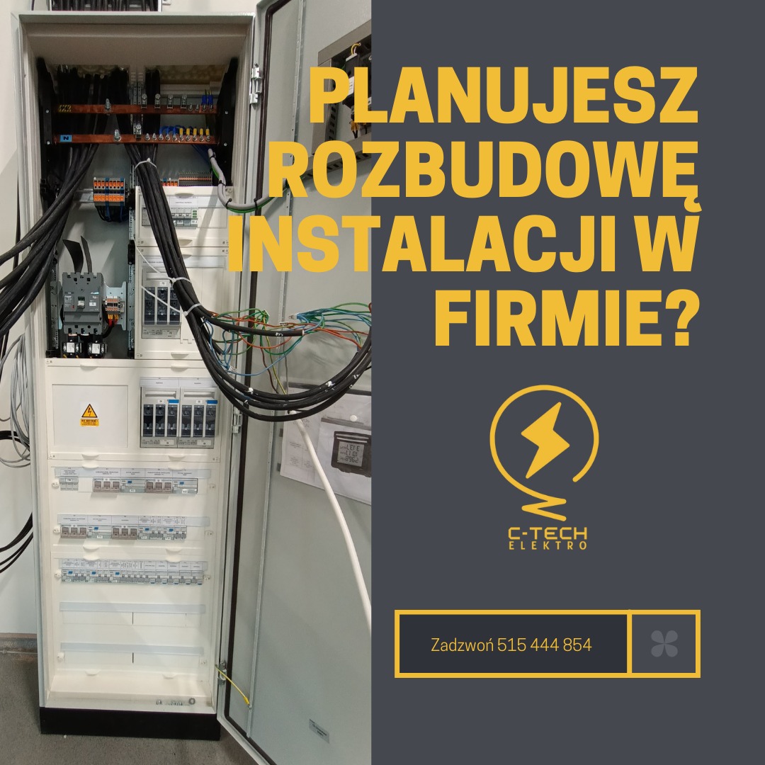 Otwarta szafa elektryczna z widocznymi bezpiecznikami, przewodami i elementami sterującymi, obok grafika reklamowa z pytaniem o rozbudowę instalacji w firmie i logo firmy C-Tech Elektro...