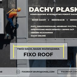 Qubik Dachy Jakub Pulkowski - Pracownik w kasku montuje element na płaskim dachu. Widok z góry, z widocznym logo firmy 'FIXO ROOF' i informacjami kontaktowymi. Kompleksowe wykonawstwo pokryć dachowych.