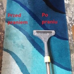 AGNIESZKA ANNA RACEK - Dywan w odcieniach błękitu, z widoczną różnicą przed i po praniu, oraz dyszą odkurzacza piorącego. Prezentacja efektu prania dywanu.