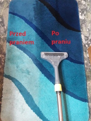 Dywan w odcieniach błękitu, z widoczną różnicą przed i po praniu, oraz dyszą odkurzacza piorącego. Prezentacja efektu prania dywanu.