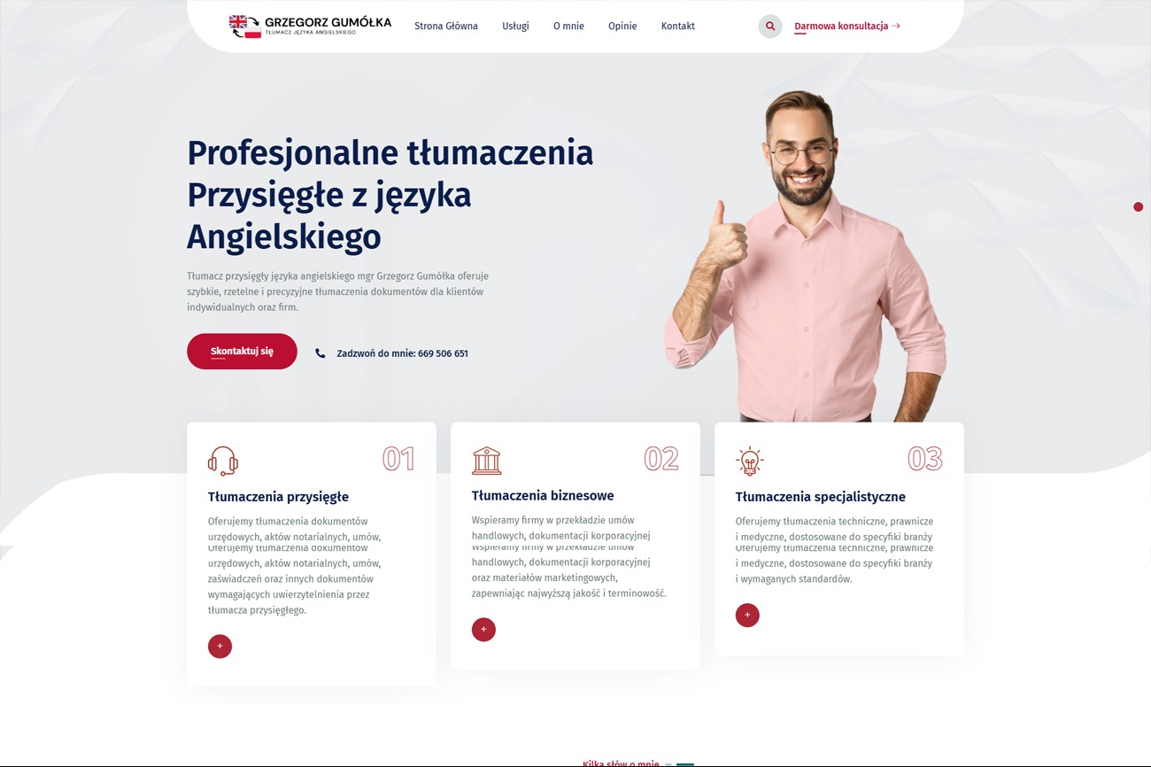 Strona internetowa tłumacza przysięgłego języka angielskiego z uśmiechniętym mężczyzną w okularach dającym kciuk w górę.