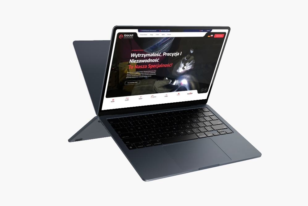 Laptop wyświetla stronę internetową firmy RAKAR z hasłem 'Wytrzymałość, Precyzja i Niezawodność. To Nasza Specjalność!' i zdjęciem spawacza w akcji.