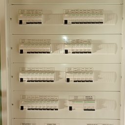 D.S.ELEKTRO DAMIAN STRUMIŁŁO - Rozdzielnica elektryczna z wyłącznikami różnicowoprądowymi i opisami obwodów, widoczne zabezpieczenia i oznaczenia. Tablica w kolorze białym, zamontowana na ścianie.