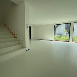 MikroEfekt Wiktor Herman - Fest Floor Life FL 12 White. 150 m2 posadzki + schody pokryte mikrocementem.