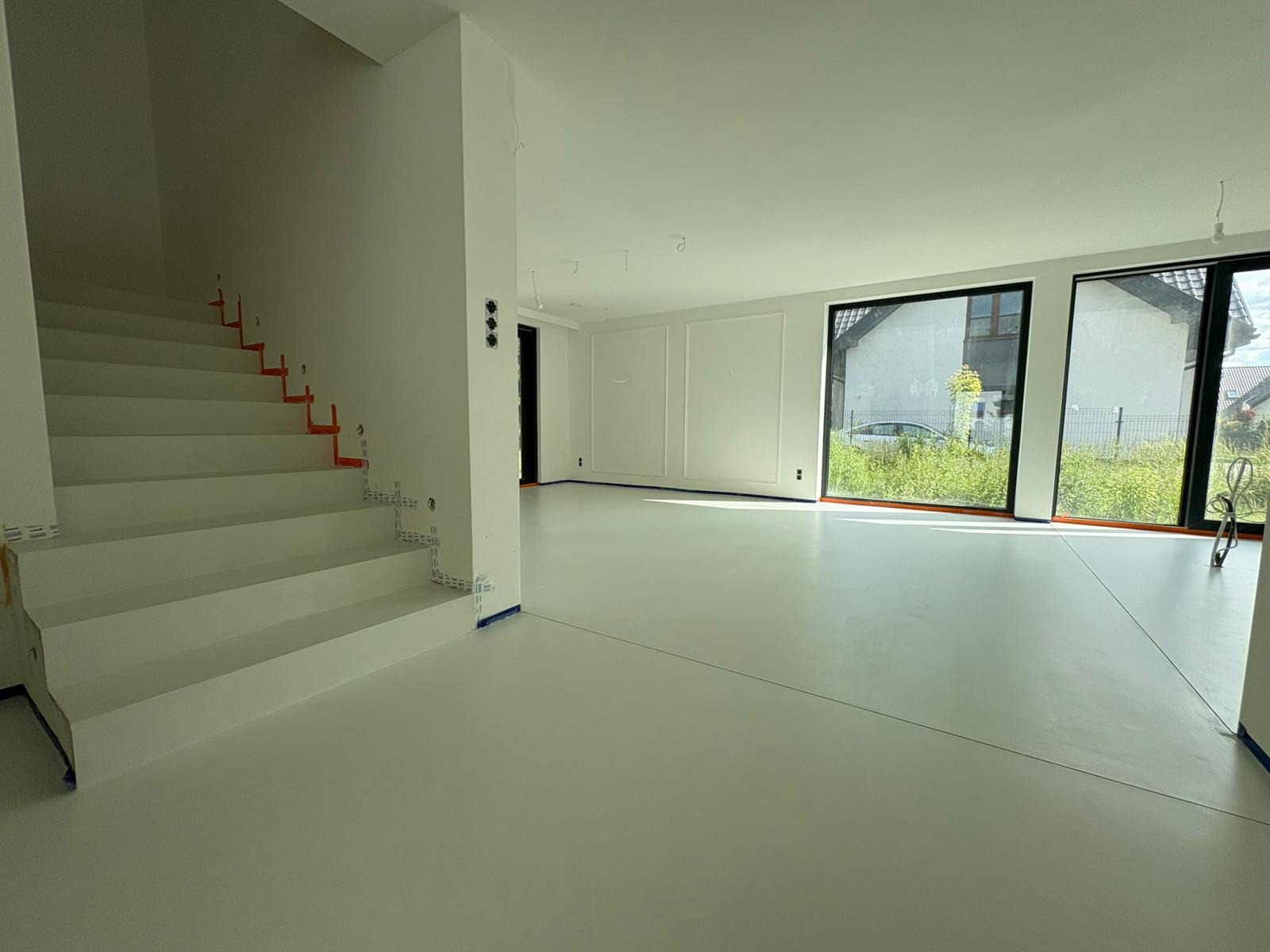 Fest Floor Life FL 12 White. 150 m2 posadzki + schody pokryte mikrocementem.