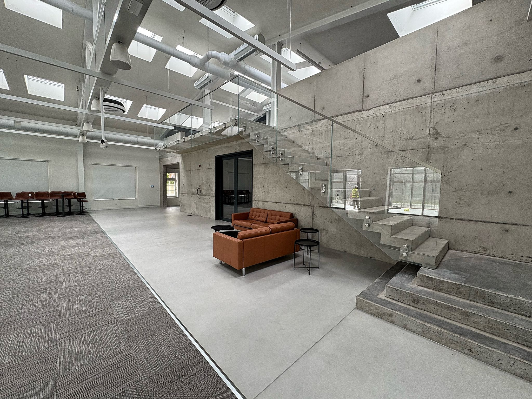 300 m2 posadzki w systemie Quarelli hardpox z żywicą epoksydową + siatka z włókna szklanego. Kolor Milano.