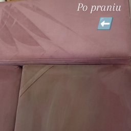 NS-CLEAN Kamila Wysocka - Różowa kanapa po praniu, widoczne ślady czyszczenia. Na górze napis 'Po praniu' ze strzałką. Część odkurzacza widoczna w rogu.