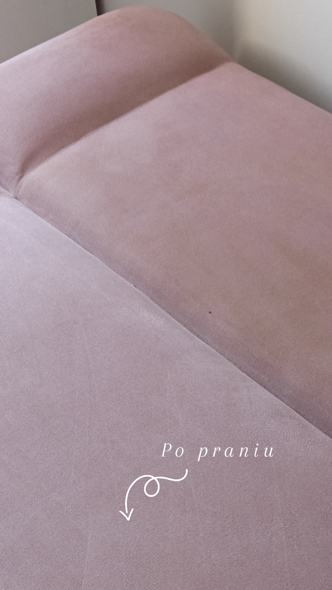 Różowa kanapa po praniu, z widoczną różnicą w czystości tapicerki. Strzałka wskazuje na wypraną część.