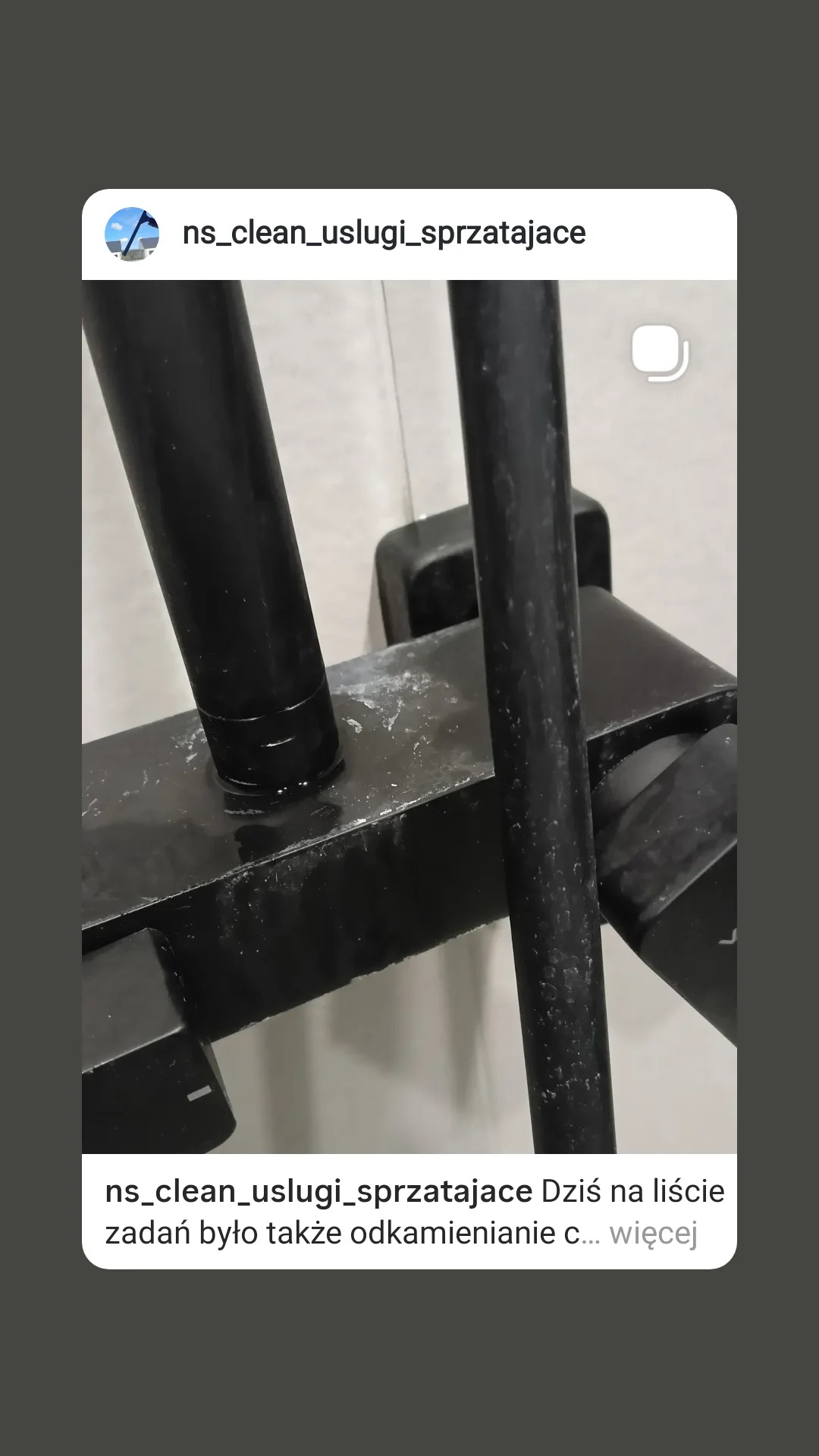 Z bliska: czarna bateria łazienkowa z widocznym osadem kamiennym, po usunięciu którego powierzchnia odzyskuje blask. Detal z odkamieniania armatury.