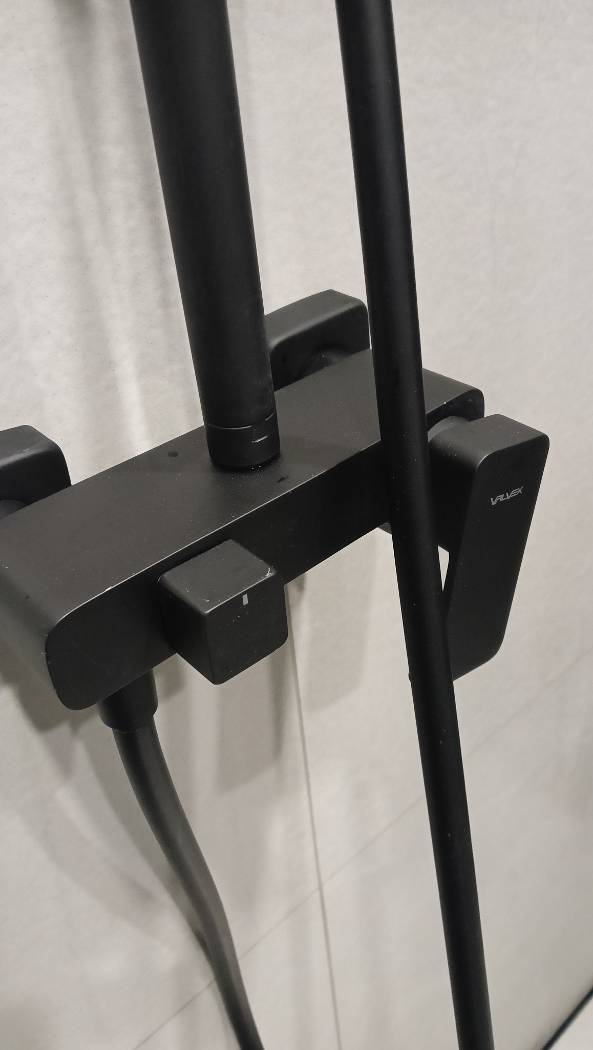 Czarna bateria prysznicowa Valvex po czyszczeniu w Nowej Soli. Minimalistyczny design, widoczne detale i brak zacieków. Idealna czystość.