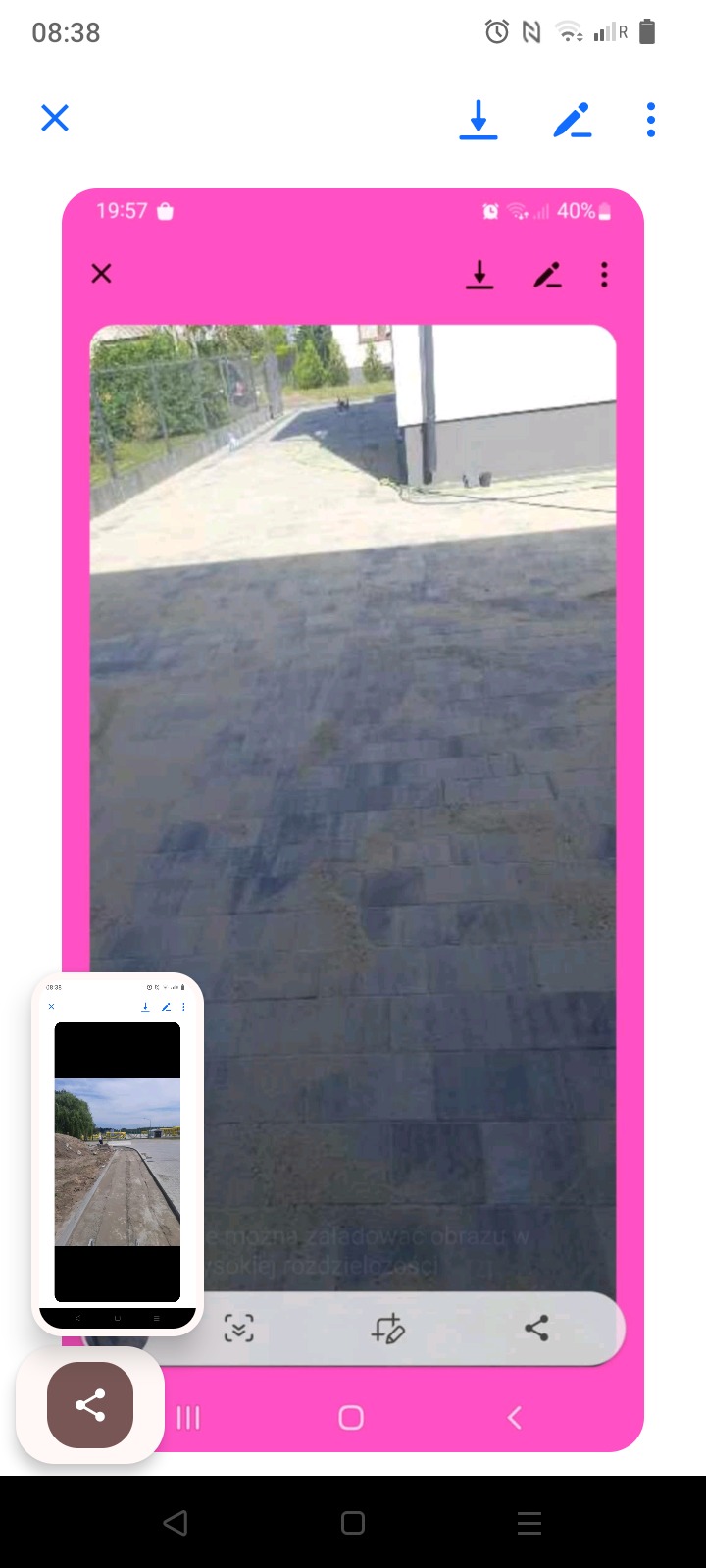 Ułożona szara kostka brukowa na podjeździe, widok z góry na posesję z ogrodzeniem i budynkiem w tle.