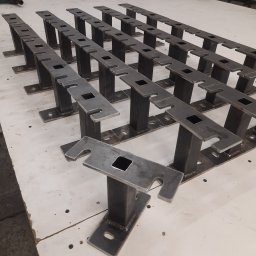 Stalowe mocowania do szyldów 