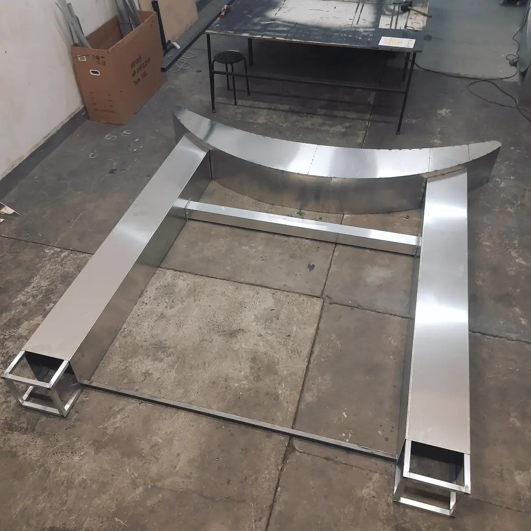 Aluminiowy element scenografii