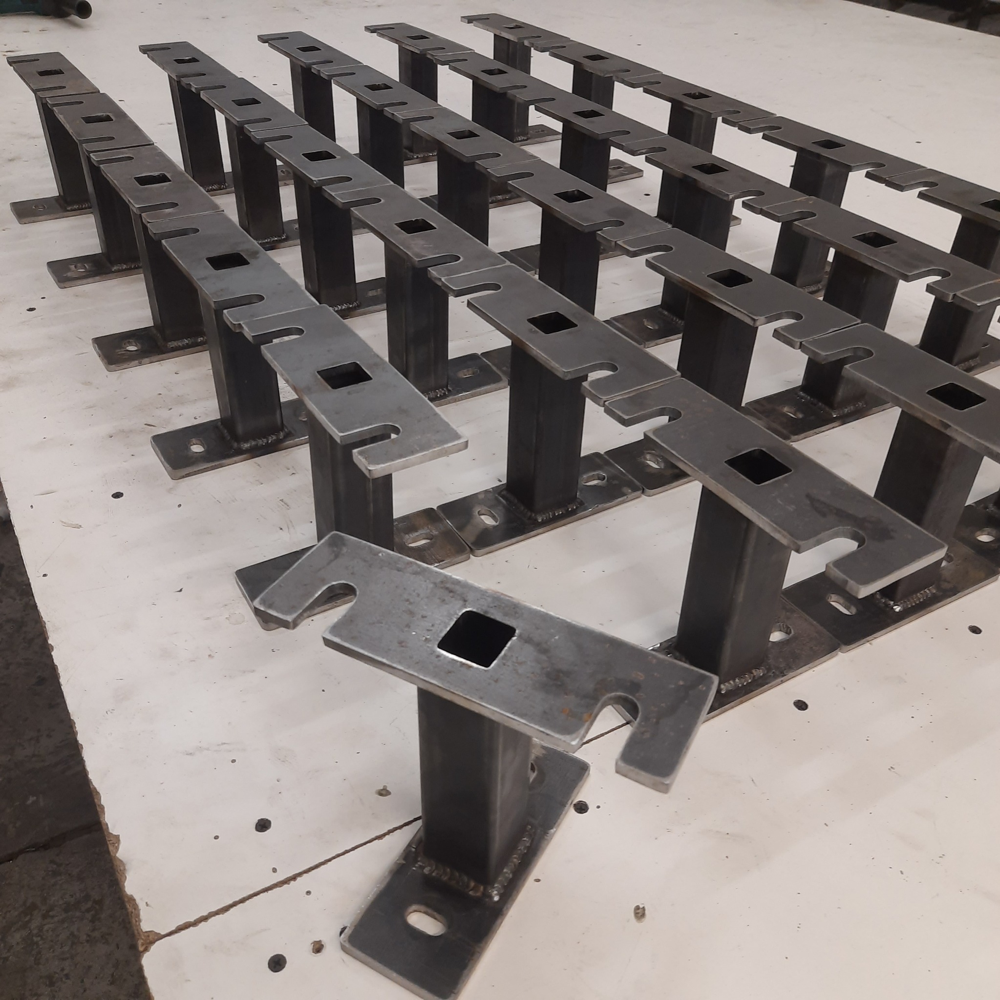 Stalowe mocowania do szyldów