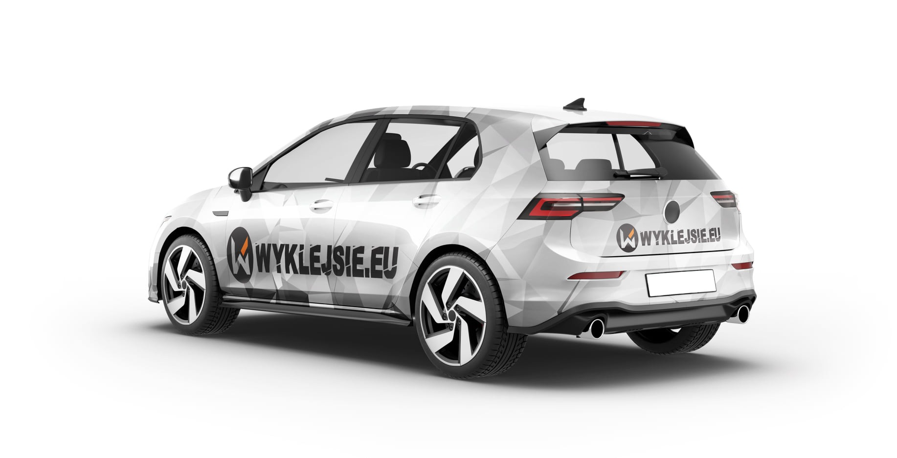 Biały samochód z geometrycznym wzorem i logo 'wyklejsie.eu' na karoserii, prezentowany na białym tle z dwóch perspektyw.