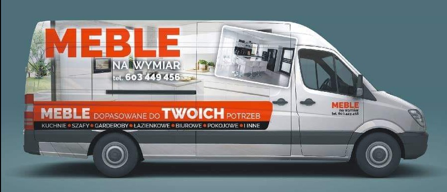 Reklama na samochodzie dostawczym z wizualizacjami mebli kuchennych i informacjami kontaktowymi.