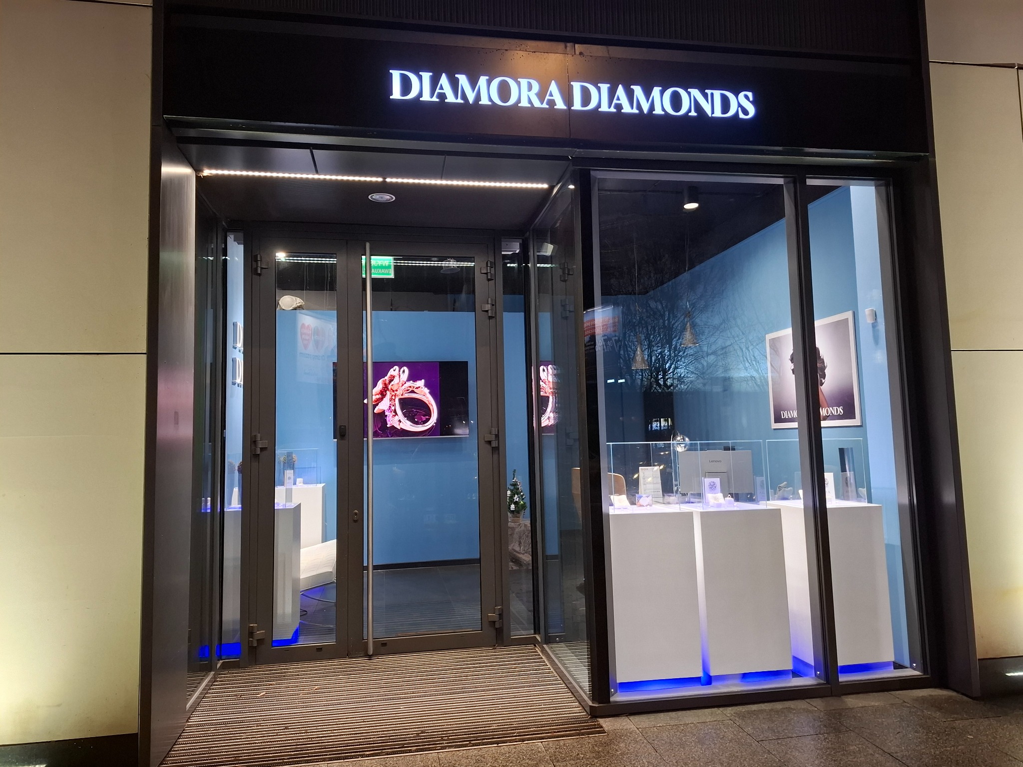 Fasada sklepu jubilerskiego Diamora Diamonds z wystawą biżuterii za szybą i otwartymi drzwiami wejściowymi