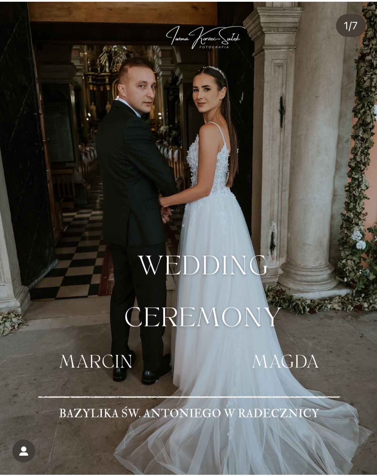 Para młoda, Marcin i Magda, wychodzi z Bazyliki św. Antoniego w Radecznicy po ceremonii ślubnej. Panna młoda w białej sukni, pan młody w czarnym garniturze. Dekoracje kwiatowe.