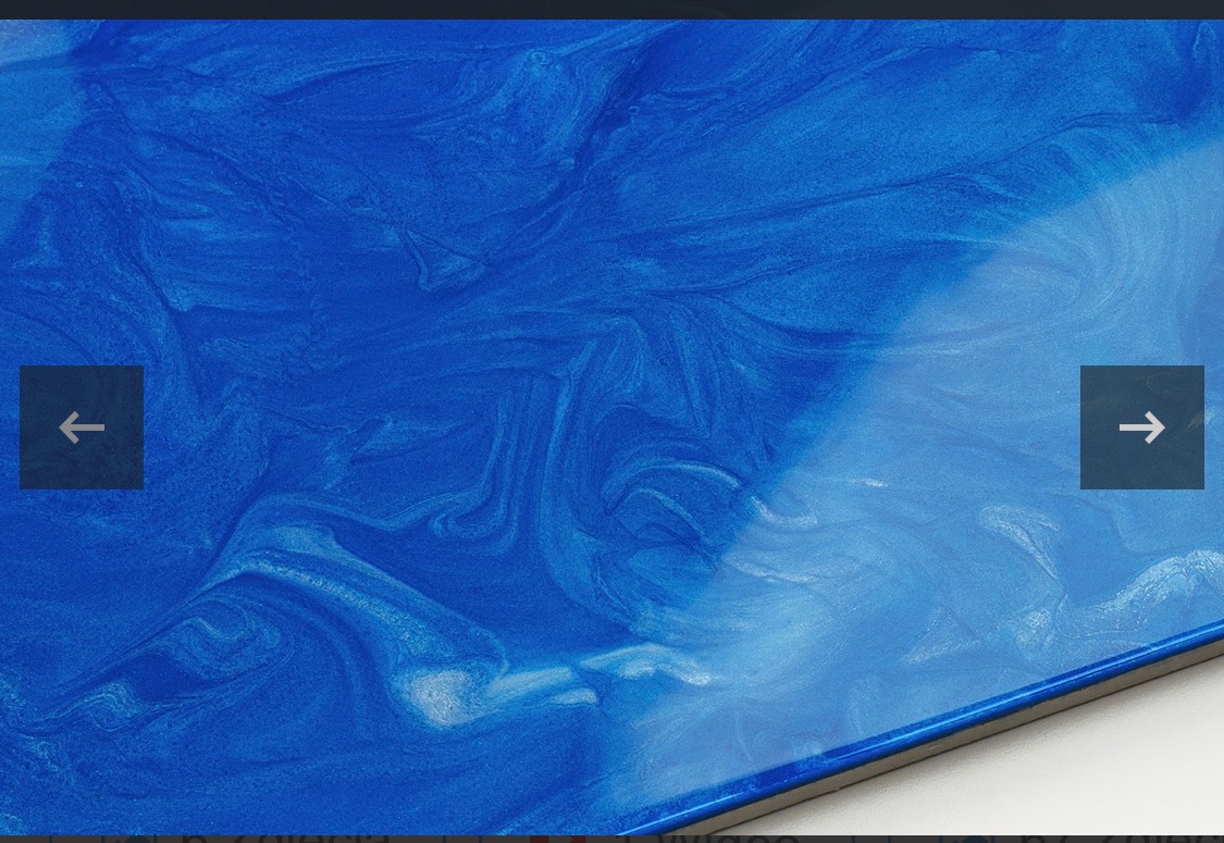 Błękitna posadzka żywiczna z efektem marmuru, wykończona na wysoki połysk, z widocznymi strzałkami nawigacyjnymi po bokach.