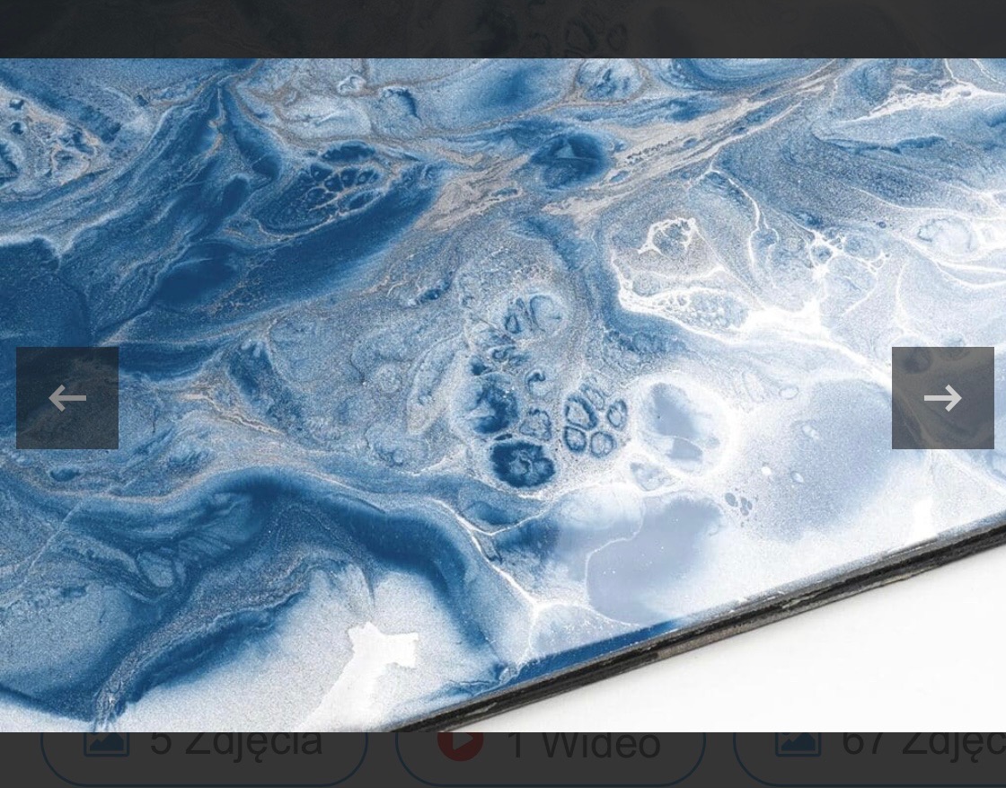 Błękitno-biała powierzchnia z efektem marmuru, przypominająca wzburzone morze z delikatnymi srebrnymi żyłkami.