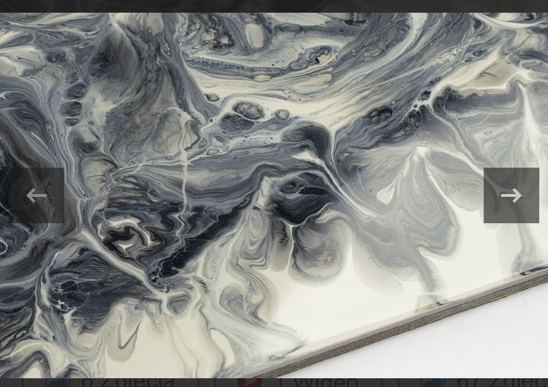 Abstrakcyjny wzór szaro-białej posadzki z żywicy epoksydowej, imitujący marmur, z widoczną krawędzią i delikatnym połyskiem.