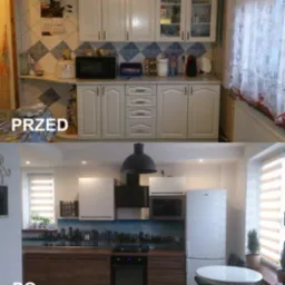 Porównanie kuchni przed i po remoncie: górna część zdjęcia ukazuje starą, białą zabudowę z niebieskimi akcentami, dolna część prezentuje nowoczesną aranżację z drewnianymi szafkami, białymi...