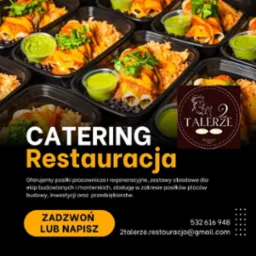 Zestawy obiadowe w czarnych pojemnikach z ryżem, enchiladas, czarną fasolą i zielonym sosem, ułożone na czarnym tle. Widoczne logo firmy cateringowej '2 Talerze' oraz informacje kontaktowe.