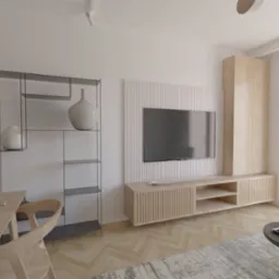 Jasne wnętrze salonu z telewizorem na ścianie, drewnianymi meblami i metalowym regałem z wazonami, st&oacute;ł z nakryciem w odcieniach r&oacute;żu, widok na kanapę i stolik kawowy z gazetą.