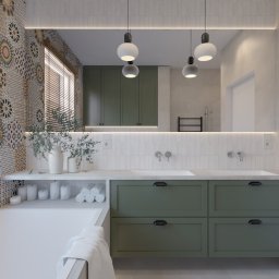 NATALIA MACKO Studio Wymiar Architektura Wnętrz - Nowoczesna łazienka z zielonymi szafkami pod umywalką, lustrem z podświetleniem LED, mozaiką na ścianie przy wannie i drewnianymi żaluzjami w oknie.