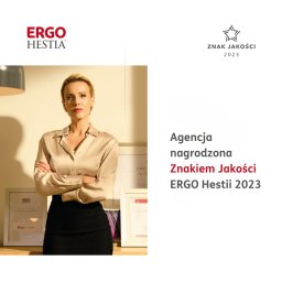HARMONY FINANSE SPÓŁKA Z OGRANICZONĄ ODPOWIEDZIALNOŚCIĄ - Portret kobiety na tle ściany z dyplomami i logo Ergo Hestia, symbolizującymi nagrodę Znaku Jakości 2023 dla agencji w Szczecinie.