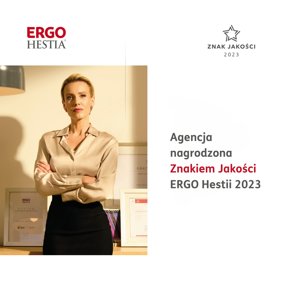 Portret kobiety na tle ściany z dyplomami i logo Ergo Hestia, symbolizującymi nagrodę Znaku Jakości 2023 dla agencji w Szczecinie.