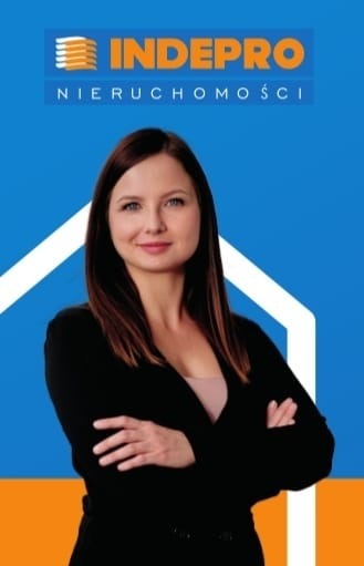 Portret kobiety w czarnym żakiecie na tle z logo agencji nieruchomości INDEPRO i schematycznym zarysem domu.