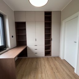 MD STUDIO MEBLE NA WYMIAR Maja Dziedzic - Jasna szafa wnękowa z biurkiem z drewnianym blatem, w nowoczesnym wnętrzu z drewnianą podłogą i oknem. Minimalistyczny design, neutralna kolorystyka.