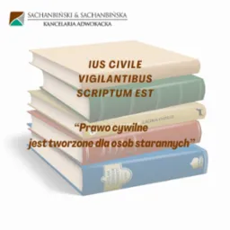 Stos książek prawniczych z łacińskimi i polskimi inskrypcjami, logo kancelarii adwokackiej w górnym lewym rogu.