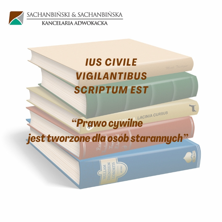 Stos książek prawniczych z łacińskimi i polskimi inskrypcjami, logo kancelarii adwokackiej w górnym lewym rogu.