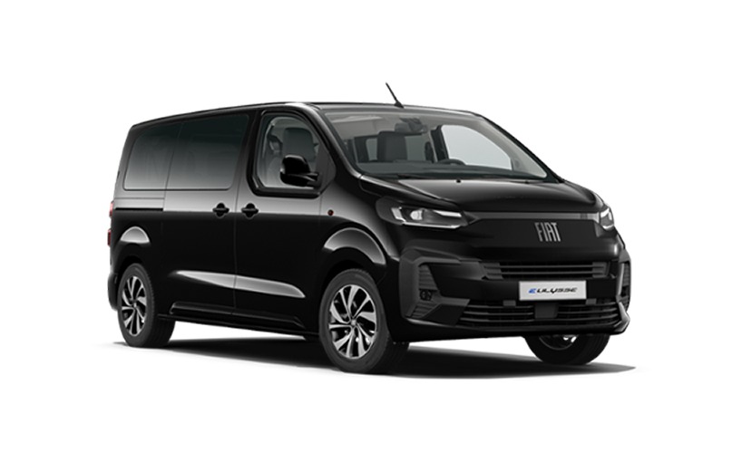 Czarny, elektryczny Fiat E-Ulysse na białym tle, widok z przodu i boku, z wyraźnie widocznym logo i nazwą modelu.