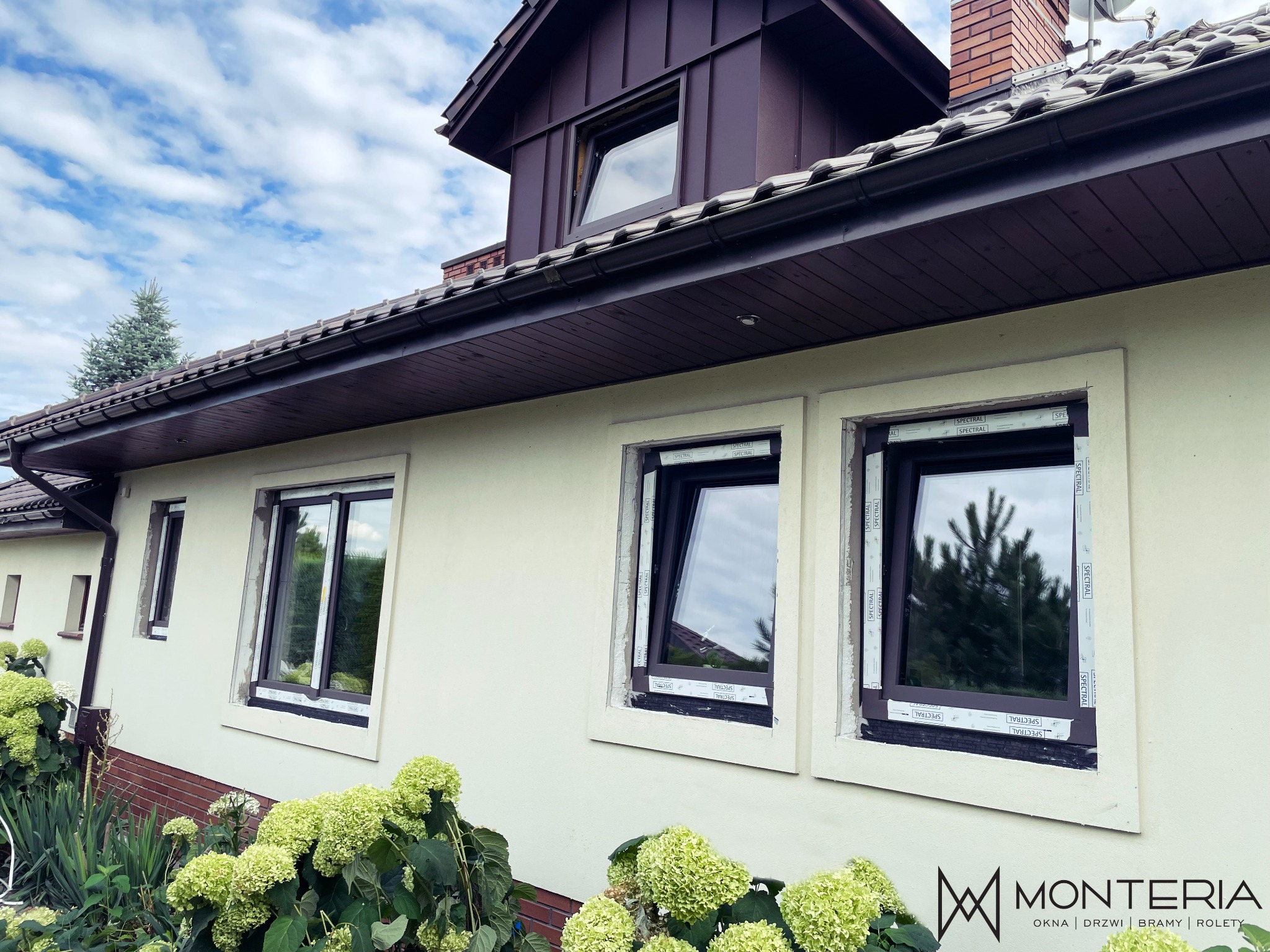 wymiana okien polegająca na dużej precyzji wycinania istniejącego styropianu