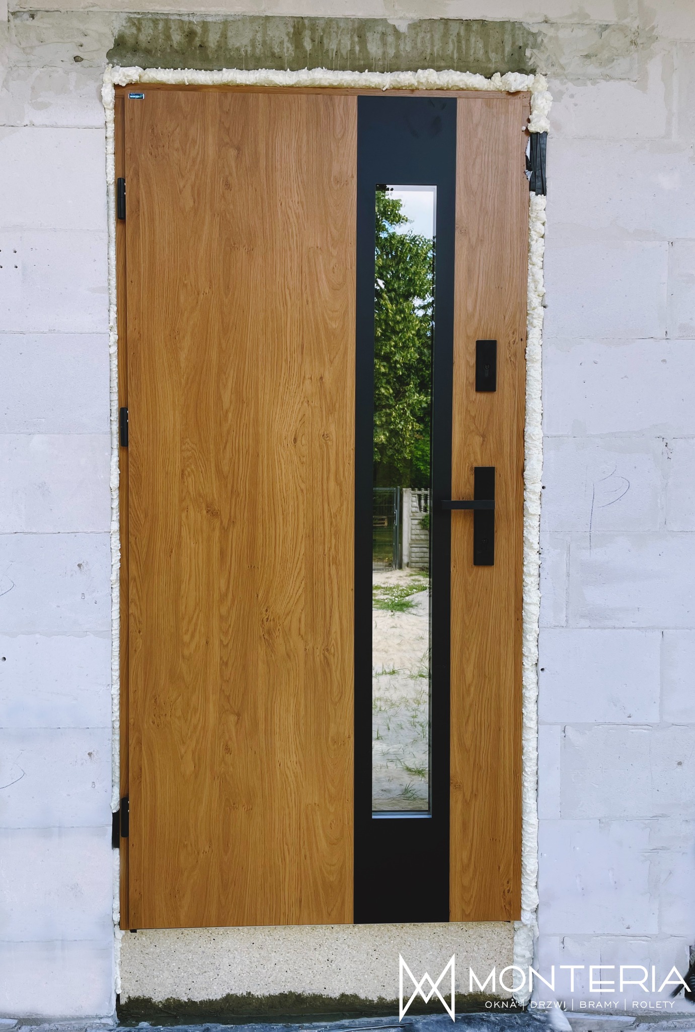 drzwi zewnętrzne stalowe z poszerzeniem z purenitu pod spodem, jako izolacji w części progowej